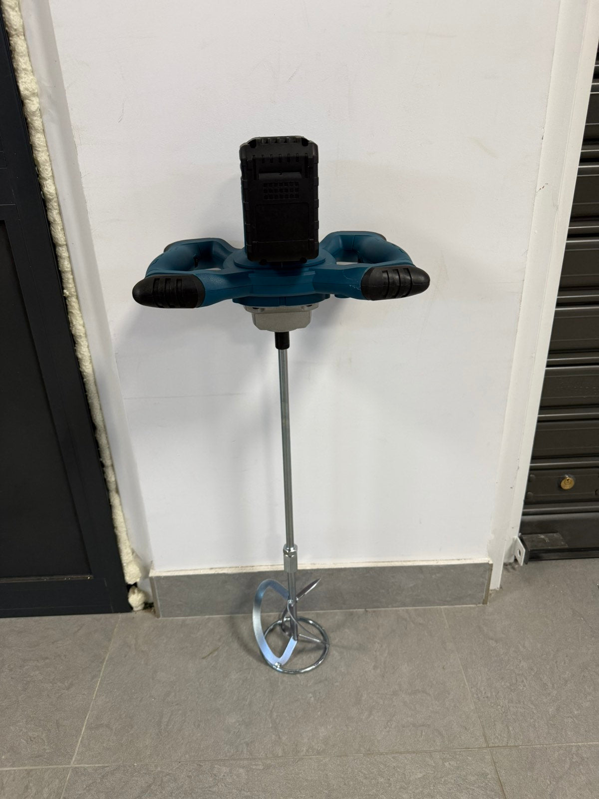 Aku mikser za lepak, boju i malter