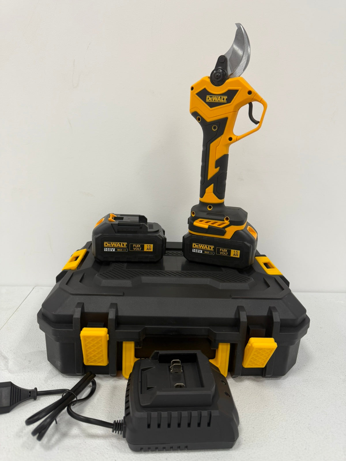 DeWalt Aku makaze za rezanje voća 168V + dve baterije