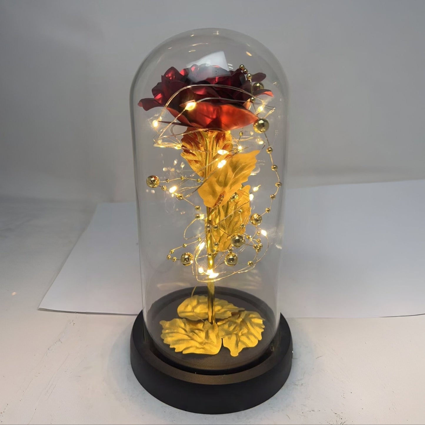 Zlatna ruža u staklenom zvonu