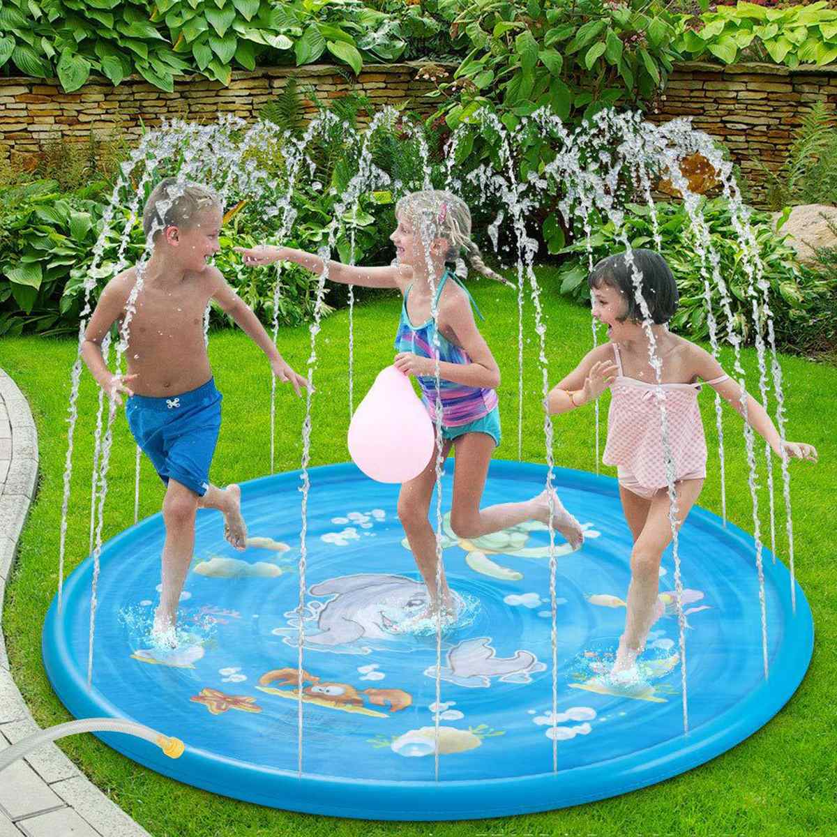 Plitki bazen sa prskalicama za zabavno rashlađivanje