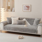 Krzneni fleker sivi 70×70 cm – mekan, topao i moderan dekorativni detalj