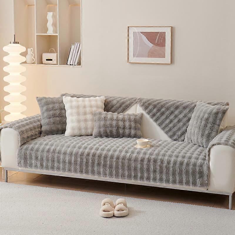 Krzneni fleker sivi 70×70 cm – mekan, topao i moderan dekorativni detalj