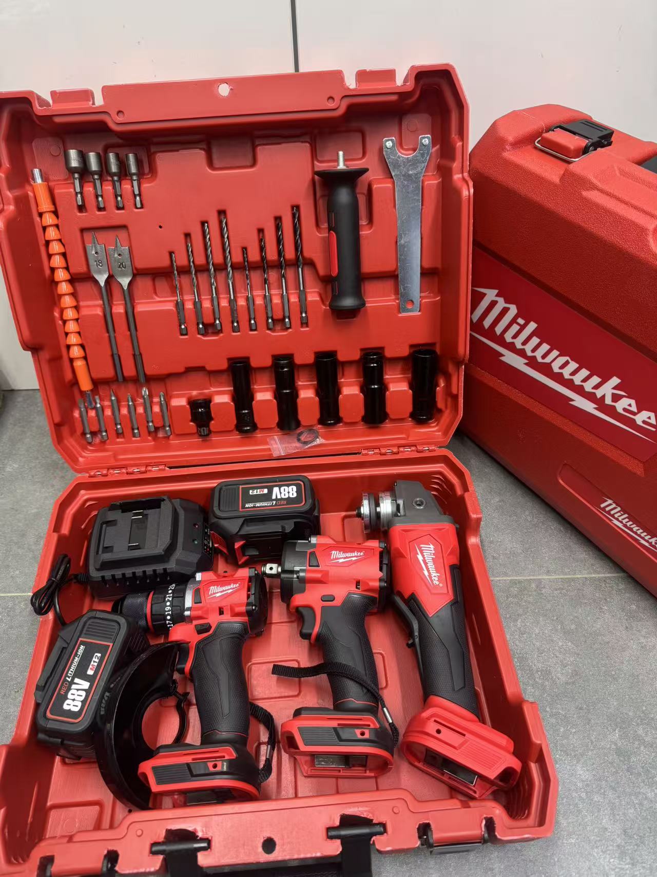 Aku Set Alata M12 88V – Bušilica, Udarni Odvijač i Ugaona Brusilica + 2 Baterije i Kofer