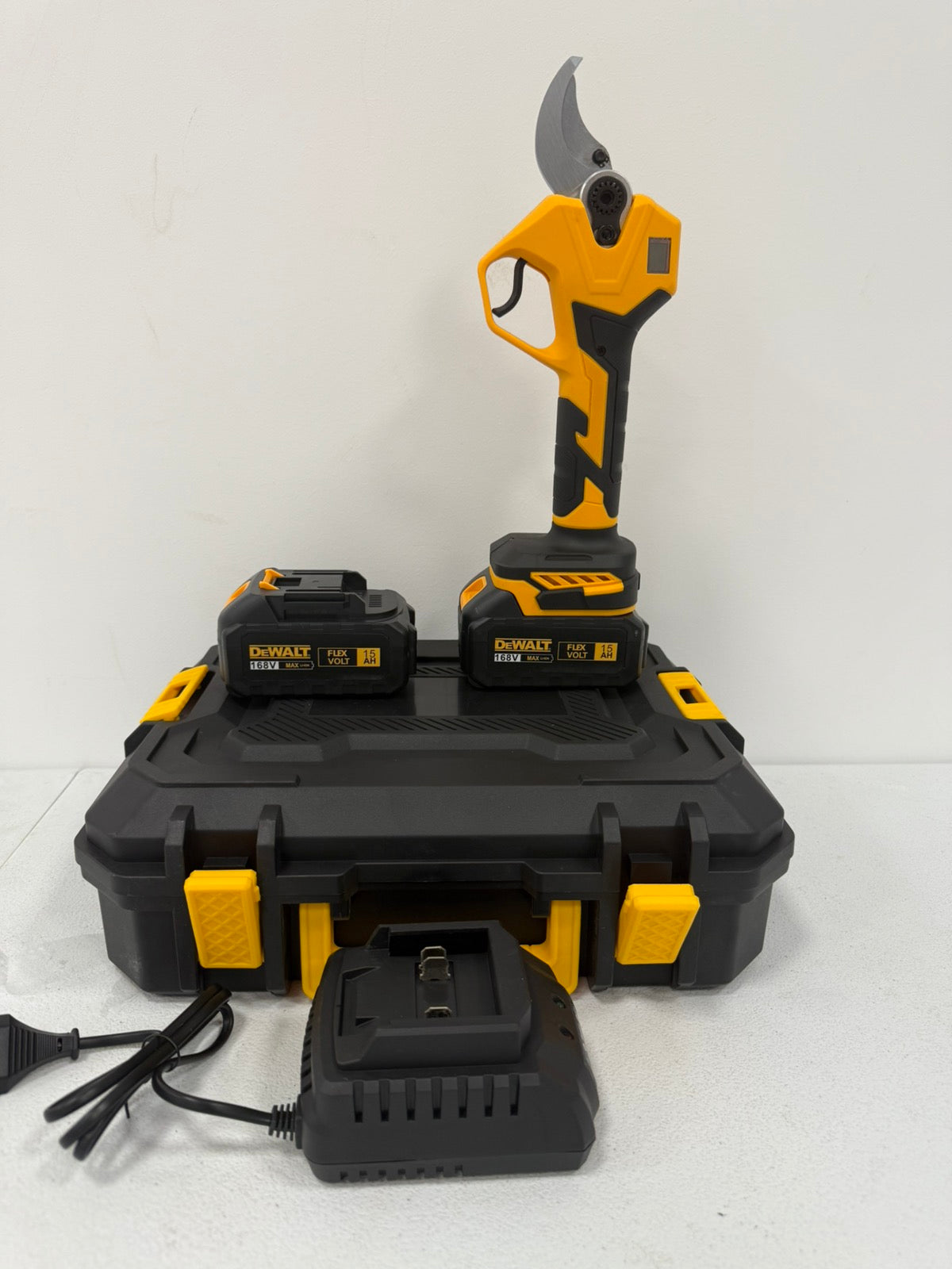 DeWalt Aku makaze za rezanje voća 168V + dve baterije
