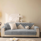 Krzneni fleker sivi 70×70 cm – mekan, topao i moderan dekorativni detalj