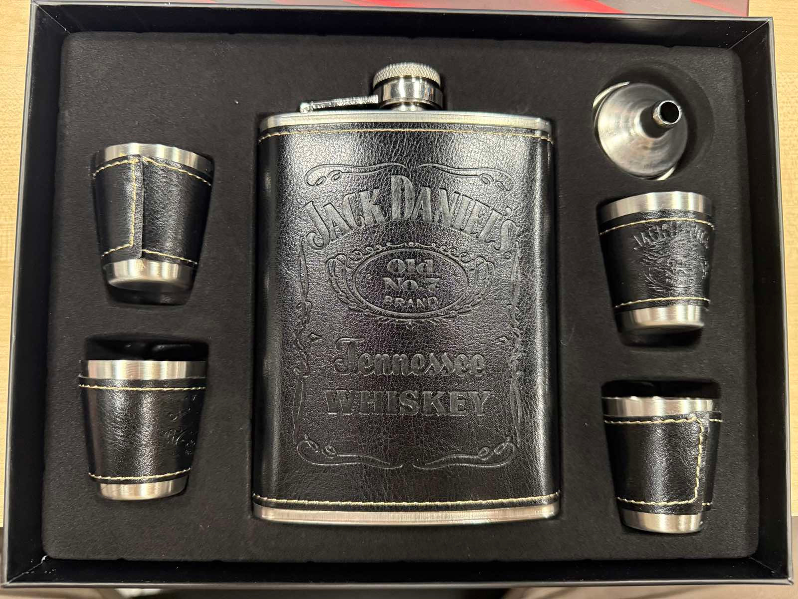 Pljoska Jack Daniels sa 4 casice