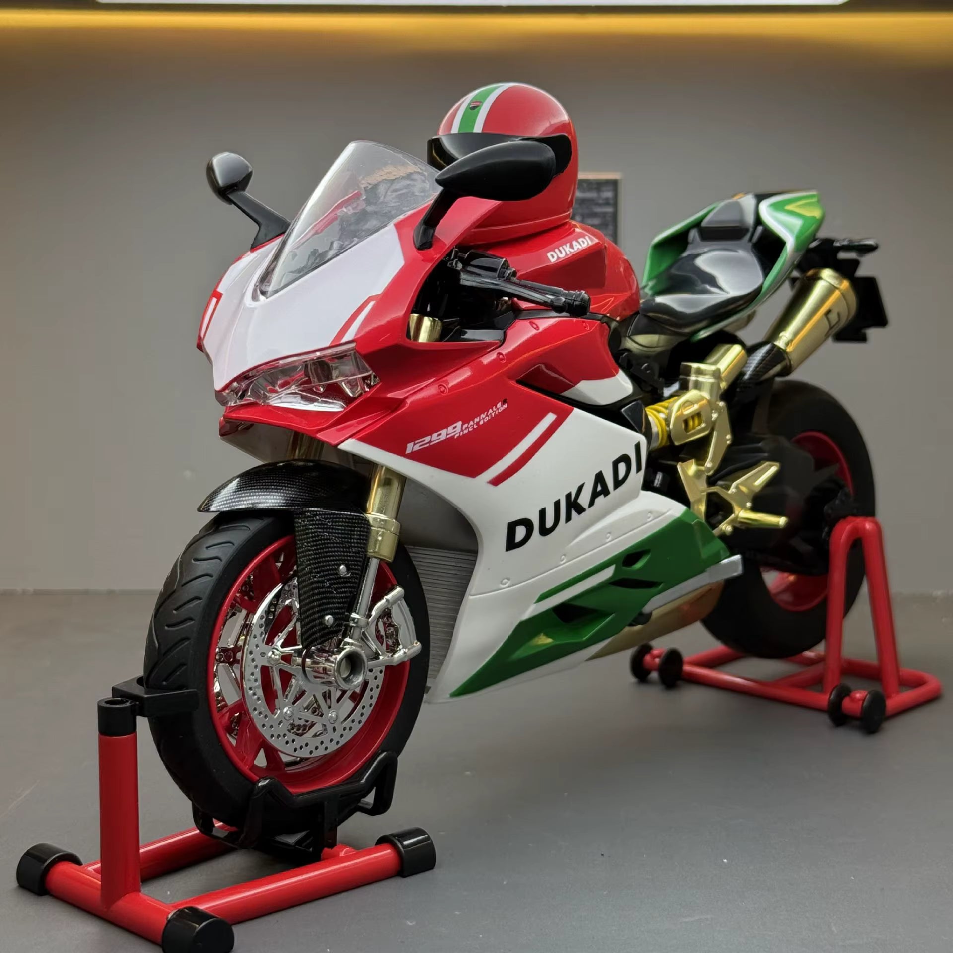 Ducati 1299 Panigale R 1:9 metalni model motora sa LED svetlima, zvukom motora, efektom dima i ključem za pokretanje, premium kolekcionarska replika.