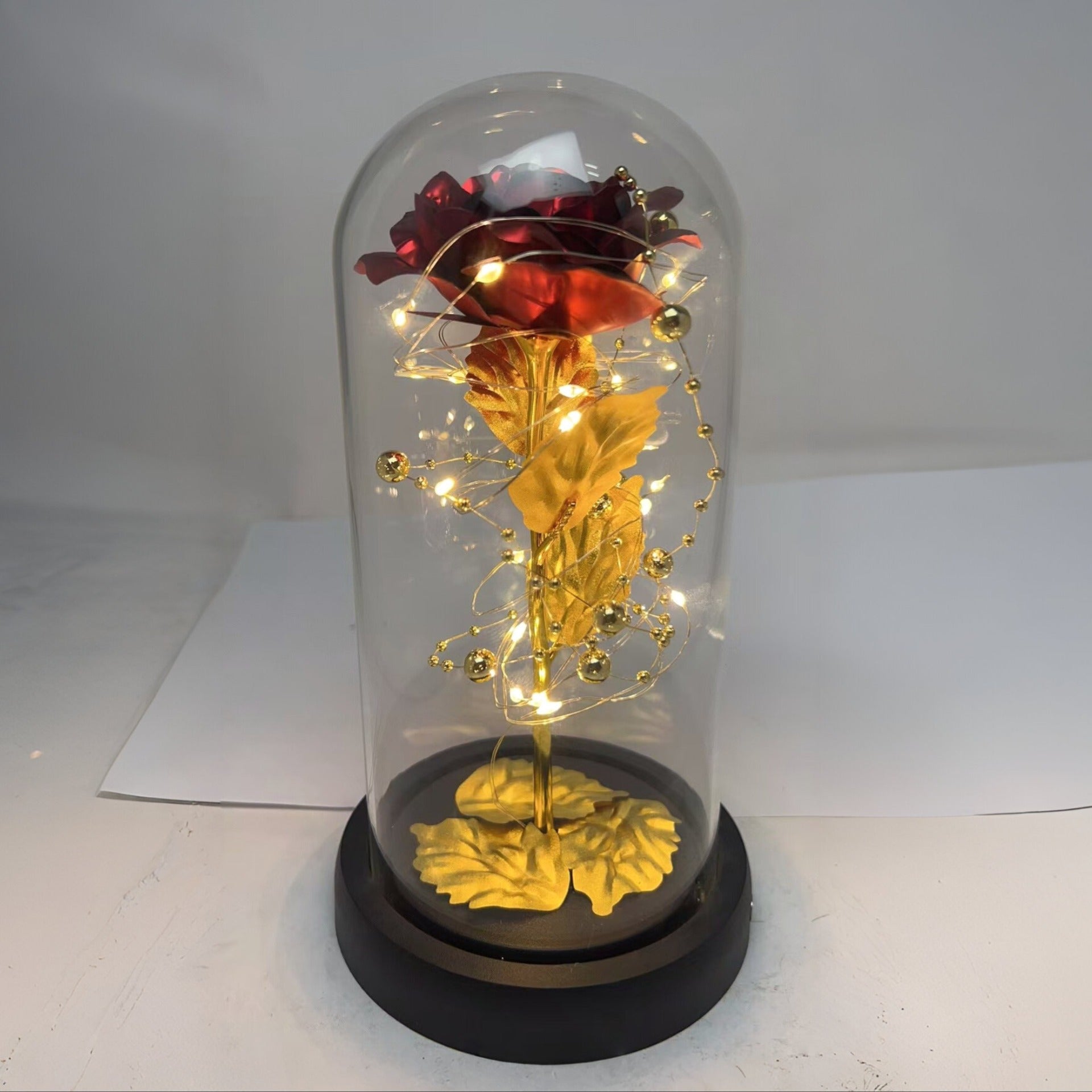 Zlatna ruža u staklenom zvonu