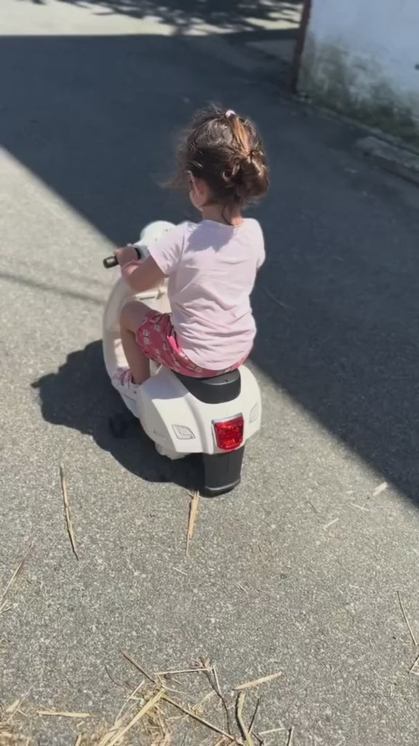 na Vespa za Decu – Dečiji Skuter na Akumulator sa Muzikom, Svetlima i Pomoćnim Točkićima
