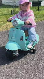 na Vespa za Decu – Dečiji Skuter na Akumulator sa Muzikom, Svetlima i Pomoćnim Točkićima